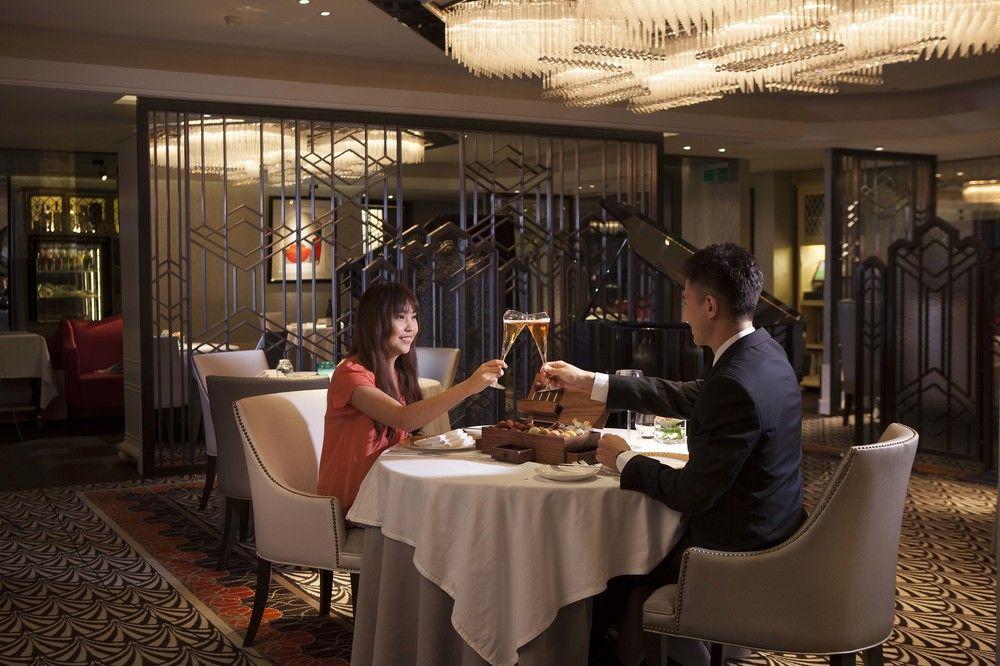 The Landis Taipei Exterior foto A couple dining at the restaurant