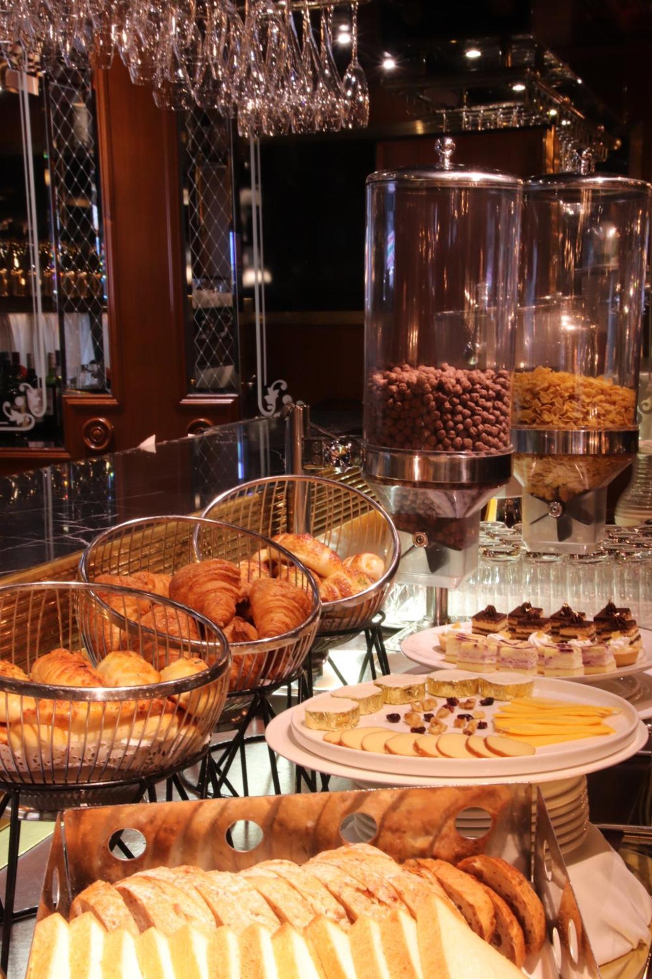 The Landis Taipei Exterior foto A buffet at a hotel