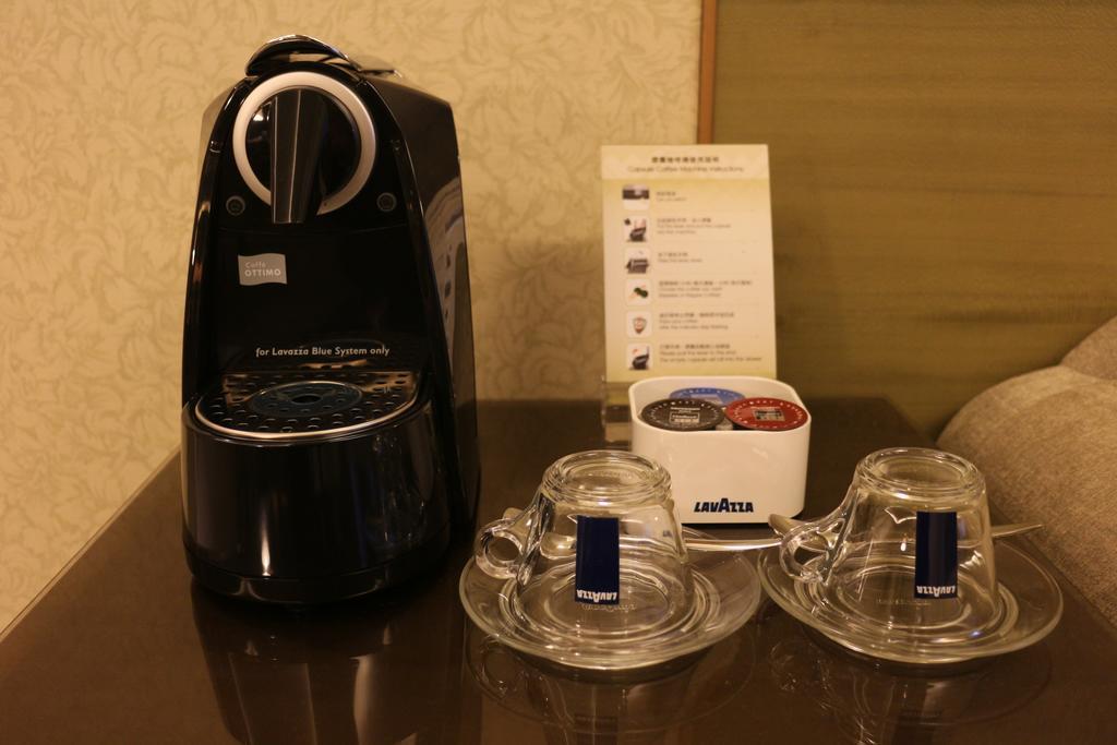 The Landis Taipei Exterior foto A Nespresso coffee machine in a hotel room