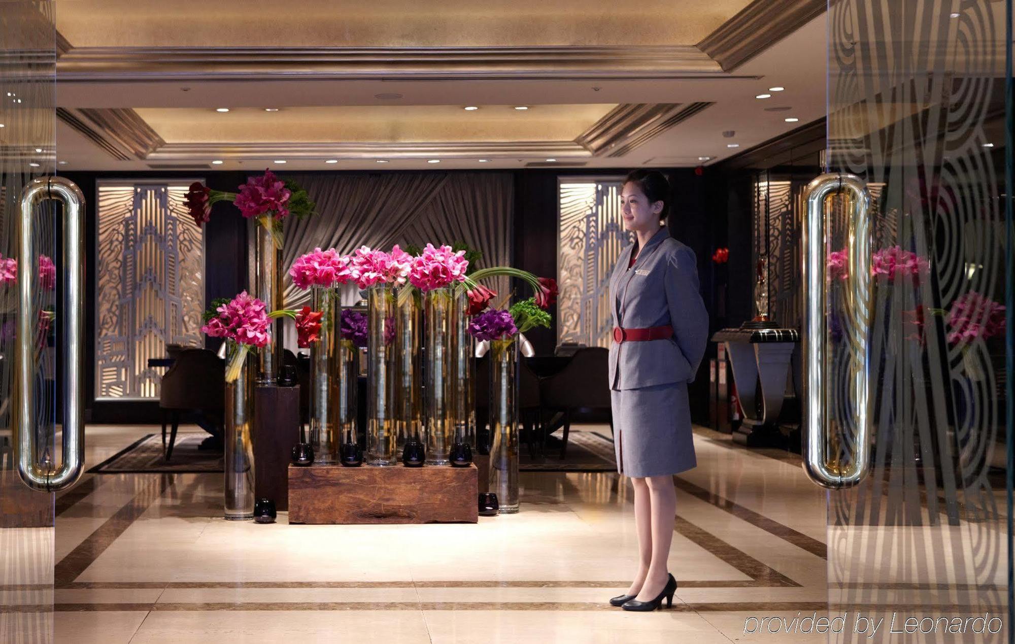 The Landis Taipei Interior foto Concierge at the entrance of the hotel